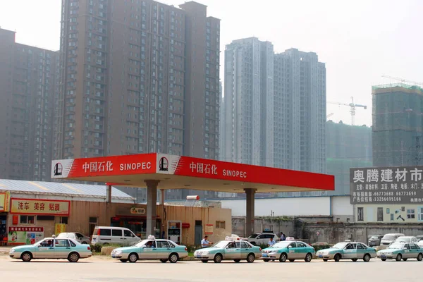 Такси Оставляют Заправку Sinopec Городе Jinan Восточный Китай Провинции Шаньдун — стоковое фото