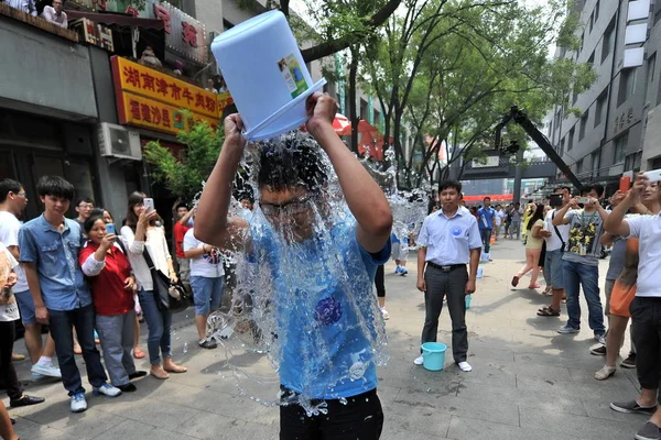 Young People Line Street Brave Ice Bucket Challenge Zhongguancun Also — 스톡 사진