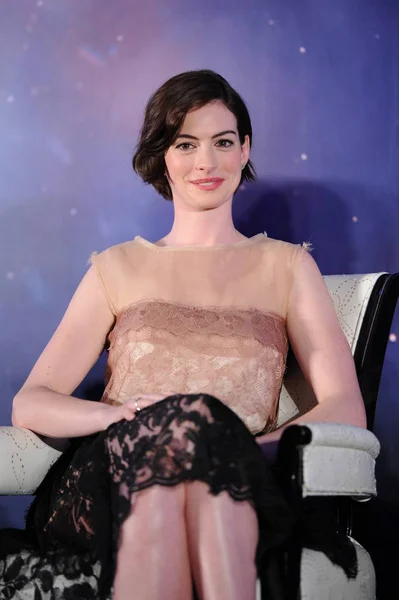 Actriz Estadounidense Anne Hathaway Sonríe Durante Una Conferencia Prensa Para —  Fotos de Stock