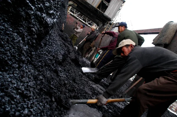 Chinese Miners Shovel Coal Coal Mine Shenyang City Northeast Chinas — Stock Photo, Image
