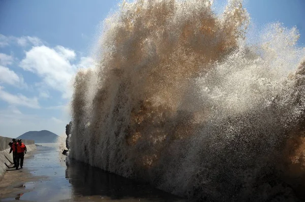 Китайские Солдаты Смотрят Массивные Волны Принесенные Ветрами Приближающегося Тайфуна Сулик — стоковое фото