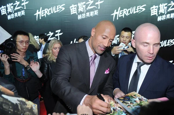 Amerikanischer Schauspieler Dwayne Johnson Mitte Autogramme Für Fans Während Einer — Stockfoto
