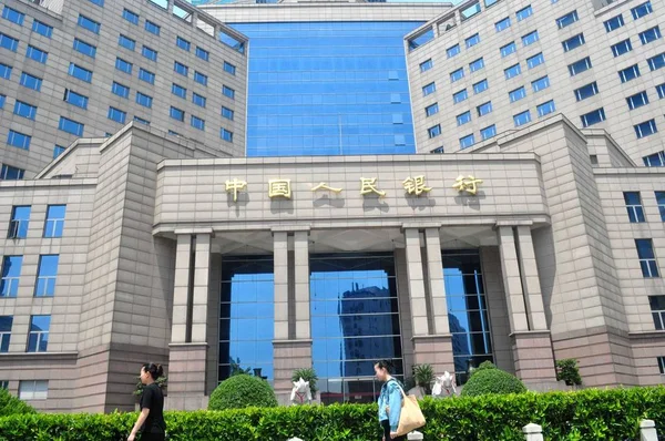 行人从中国央行中国人民银行总部和总部经过 2013年3月15日在中国北京 — 图库照片