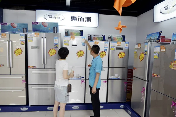 Китайский Сотрудник Представляет Покупателю Холодильник Whirlpool Магазине Городе Далянь Северо — стоковое фото