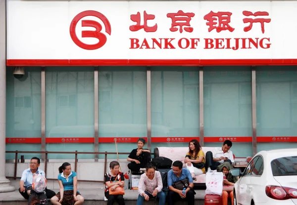 Gyalogosok Többi Kívül Fióktelepe Bank Beijing Pekingben Kínában Augusztus 2012 — Stock Fotó