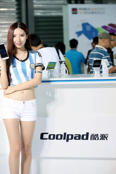 2014年6月12日 在中国上海举行的第三届亚洲移动通信博览会 Mae 一名展示女郎用Coolpad智能手机摆姿势 — 图库照片