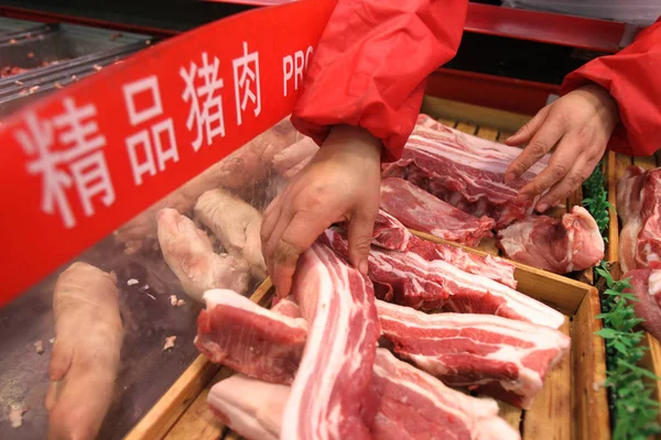 Китайский Рабочий Выставляет Свинину Продажу Супермаркете Городе Наньтун Провинция Цзянсу — стоковое фото