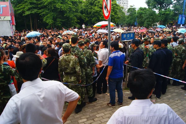 中国武警在中国人民银行 中国人民银行 分行外排队等候的人群前站岗 希望获得中国广西北海市无息贷款 — 图库照片