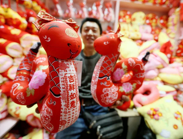 Mayorista Chino Exhibe Serpientes Juguete Tienda Mercado Mayorista Beijing China — Foto de Stock