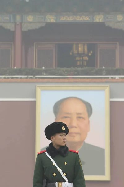 Военизированный Полицейский Стоит Страже Перед Трибуной Тяньаньмэнь Смог Пекине Китай — стоковое фото