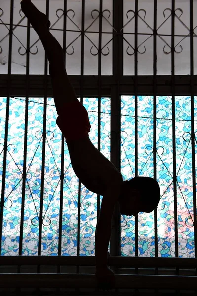 2014年7月9日 中国东部安徽省博州市一个体操训练中心 一名年轻男孩在单杠上练习体操 — 图库照片