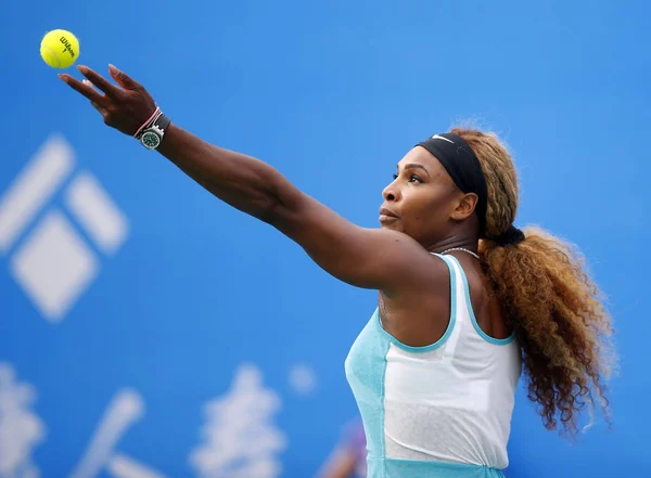 Serena Williams Stanach Zjednoczonych Serwuje Przeciwko Alize Cornet Francji Podczas — Zdjęcie stockowe