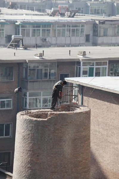 Trabajador Demolición Chino Encuentra Parte Superior Una Chimenea Para Derribar — Foto de Stock
