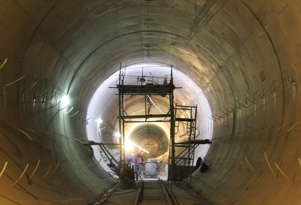 Čínští Dělníci Práce Tunelu Kanálu Prostřednictvím Žluté Řeky Střední Cestu — Stock fotografie