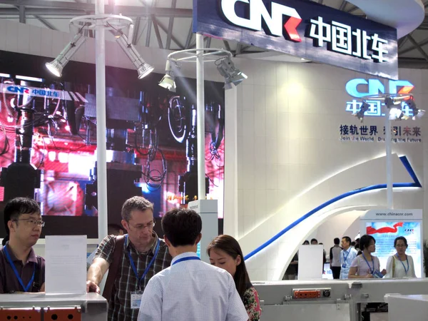 Människor Besöker Monter Cnr Kina Northern Lokomotiv Och Rullande Materiel — Stockfoto