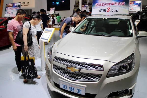 Návštěvníci Mohou Prohlédnout Nebo Vyzkoušet Chevrolet Malibu Šanghaje Společný Podnik — Stock fotografie