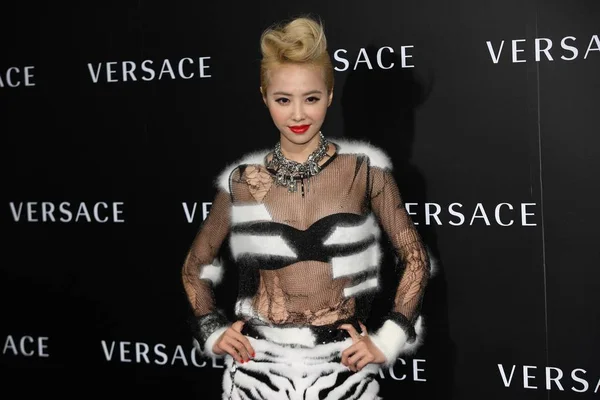 Tayvanlı Şarkıcı Jolin Tsai Açılış Töreni Sırasında Versace 101 Mağaza — Stok fotoğraf