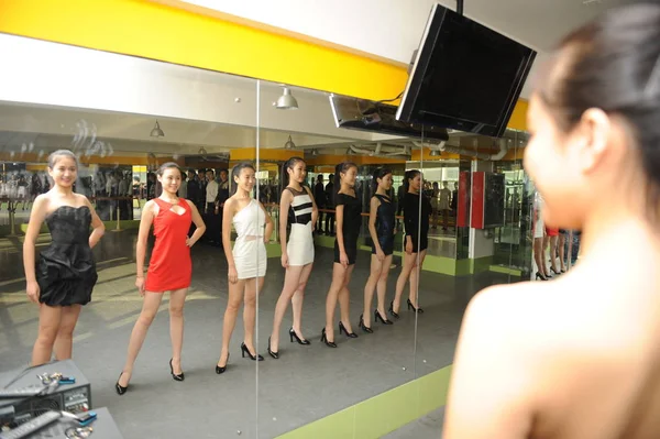 Jovens Estudantes Chinesas Posam Frente Espelho Durante Uma Sessão Treinamento — Fotografia de Stock