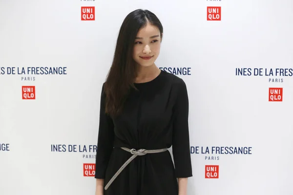 中国の女優 ニッケル ポーズ イネス Lafressange 上海の淮海路にユニクロの旗艦店では パリの新しいコレクションの発表イベントで 2014 — ストック写真