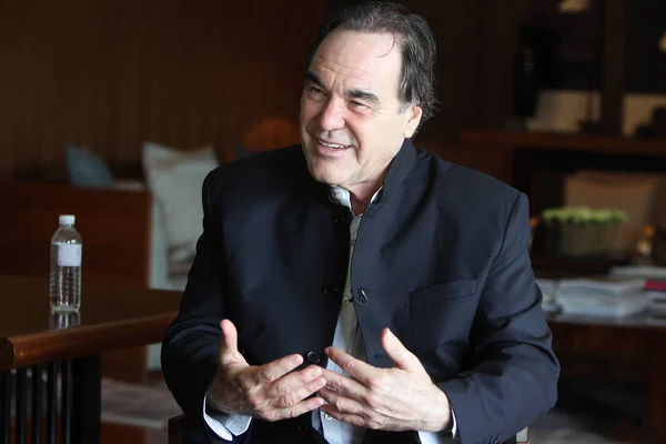 Director Estadounidense Oliver Stone Responde Una Pregunta Durante Una Entrevista — Foto de Stock