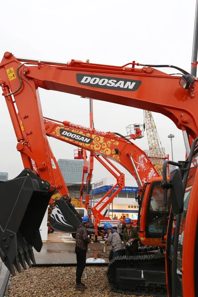 Besucher Betrachten Bagger Stand Von Doosan Auf Der Internationalen Fachmesse — Stockfoto