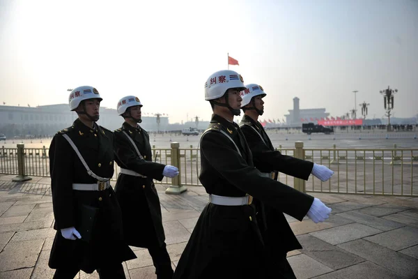 Policías Paramilitares Chinos Patrullan Plaza Tiananmen Beijing China Marzo 2014 — Foto de Stock