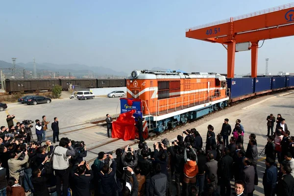 Tjänstemän Avslöja Den Första Yxe International Container Train Resa Mellan — Stockfoto