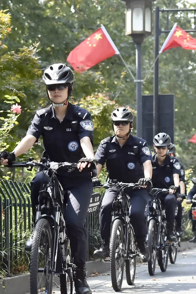 Policías Chinos Montados Bicicletas Patrullan Una Calle Lugar Escénico West — Foto de Stock