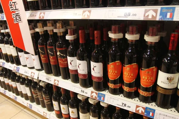 Fil Flaskor Rött Vin Importeras Från Frankrike Till Salu Stormarknad — Stockfoto