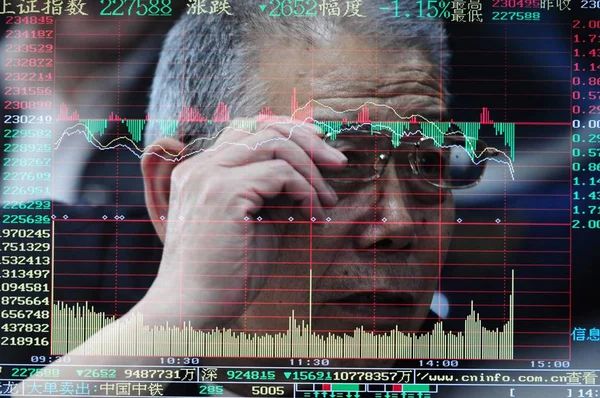 Detta Flera Exponerings Bild Kinesisk Investerare Kontrollerar Priserna Aktier Röd — Stockfoto