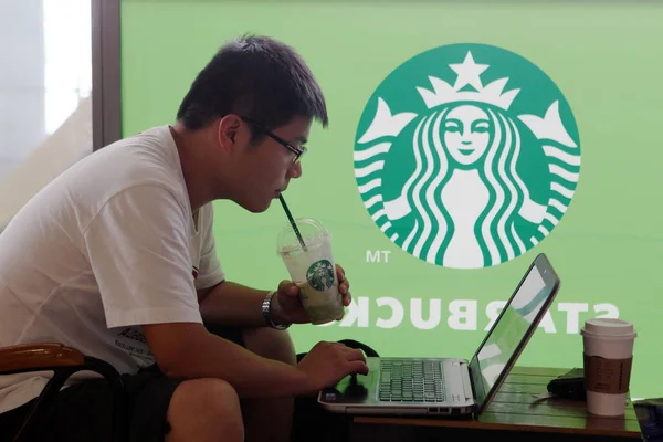 Customer Drinks Coffee Uses His Laptop Computer Cafe Starbucks Coffee — Stock Photo, Image