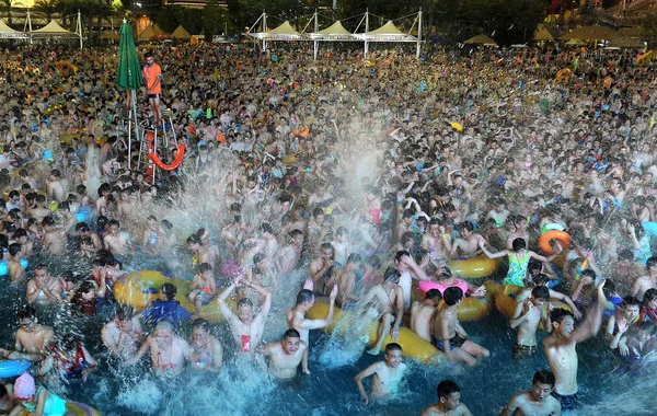 2014年8月2日 在中国中部湖北省武汉市的一个焦点上 度假者们在普拉亚玛雅水上公园挤满了一个游泳池 让他降温 — 图库照片