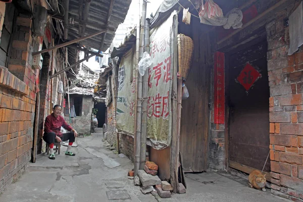 Egy Idős Ajtó Előtt Házát Egy Nyomornegyed Nanchang Város Keleti — Stock Fotó