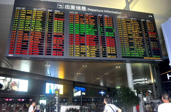 Passagiere Lasen Abfluginformationen Auf Einem Display Das Zeigt Dass Viele — Stockfoto