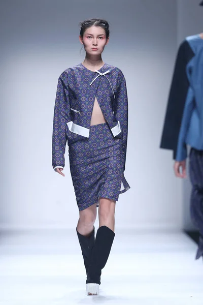 Modell Visar Skapelse Moodbox Modevisning Shanghai Fashion Week Vår Sommar — Stockfoto