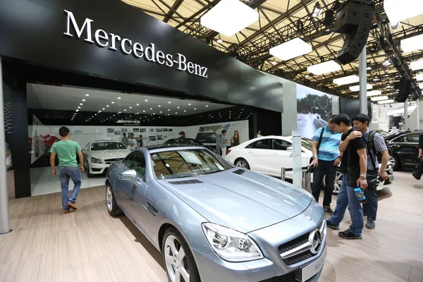 Návštěvníci Podívat Mercedes Benz Slk 200 Během 2014 Pudong International — Stock fotografie