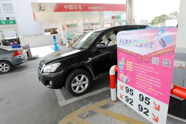 Carros Estão Sendo Reabastecidos Posto Gasolina Sinopec Cidade Nantong Província — Fotografia de Stock