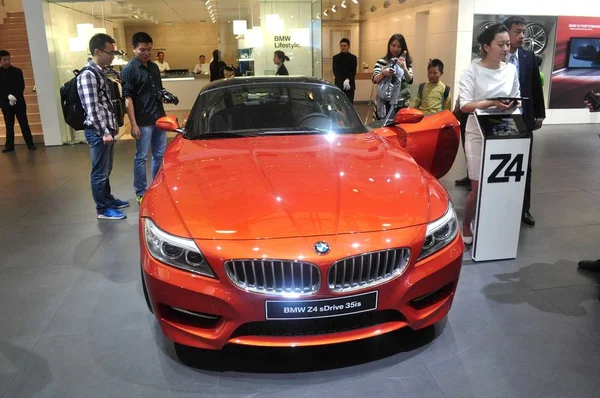 Visitors Look Bmw Sdrive 35Is 15Th Shanghai International Automobile Industry — Stock Photo, Image