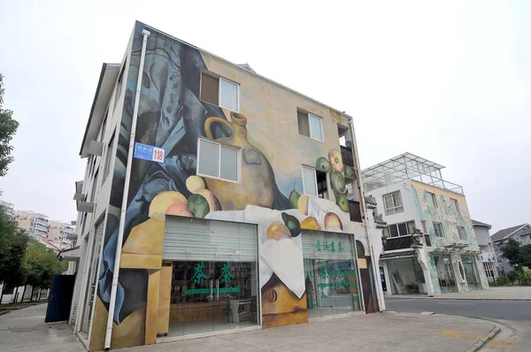 Des Peintures Des Graffitis Sont Visibles Sur Façade Maisons Dans — Photo