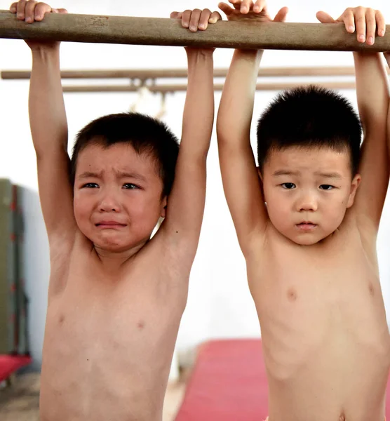Два Китайских Мальчика Повесились Горизонтальной Планке Заниматься Гимнастикой Тренировочном Центре — стоковое фото