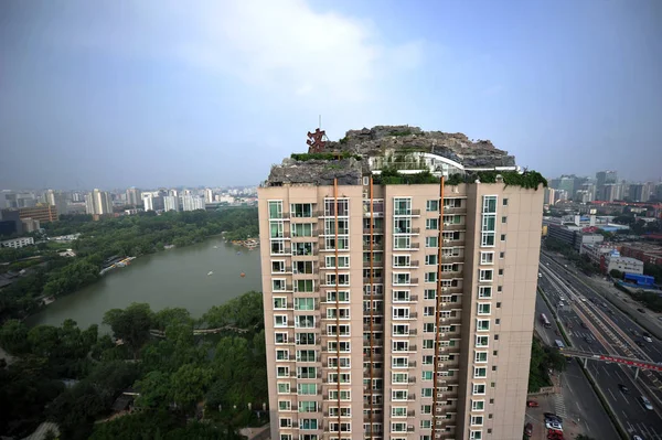 Het Appartementengebouw Die Professor Een Bergtop Gebouwd Het Dak Afgebeeld — Stockfoto