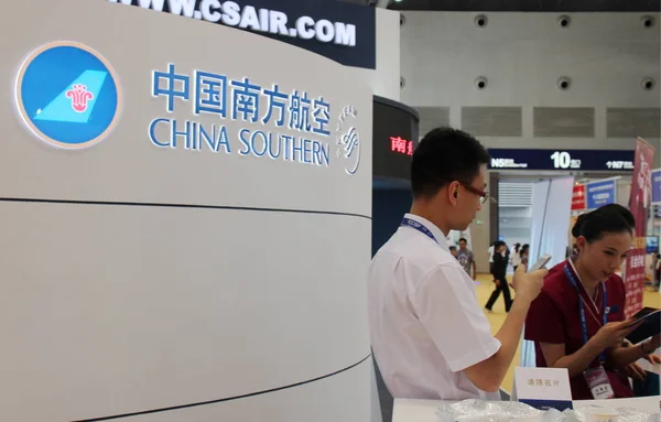 Kinesiska Anställda Arbetar Montern China Southern Airlines Utställning Chongqing Kina — Stockfoto