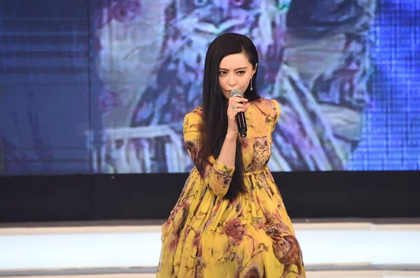 2014年7月27日 中国女演员范冰冰在中国北京为她的新片 月球王国白海女巫 举行的新闻发布会上发表演讲 — 图库照片