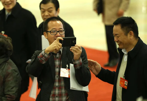 新东方教育科技集团创始人兼 Ceo 中心迈克尔 于敏红在中国人民民党第十二届全国委员会第二届会议前 用智能手机拍照 — 图库照片