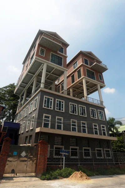 Dongguan Katlı Bir Binanın Üzerine Beton Sütunlar Bir Düzine Hong — Stok fotoğraf
