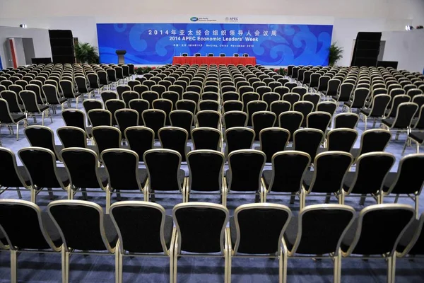 Cadeiras Estão Alinhadas Centro Mídia Frente Apec China 2014 Centro — Fotografia de Stock