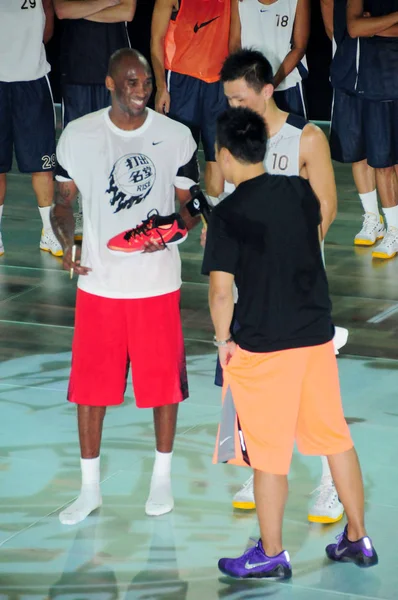 Nba スターの神戸 ブライアント 中国上海で中国のファンに会うためにナイキによってバスケットボールのイベントの間に笑う 7月31日2014 — ストック写真