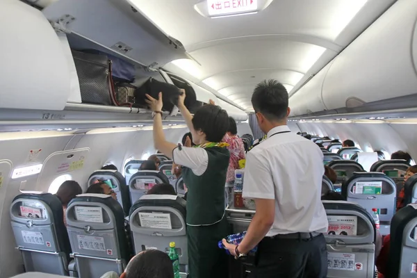 Miembros Tripulación Cabina File Spring Airlines Prestan Servicio Pasajeros Durante — Foto de Stock