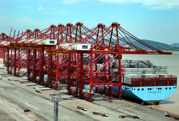 The Maersk Mc-Kinney Moeller Triple-E class container vessel, the worlds largest ship arrives at the Ningbo port in Ningbo, east Chinas Zhejiang province, 20 July 2013 — Stock Image Maersk Kinney Moeller Triple Class Container Vessel Worlds Largest Ship Stock Image