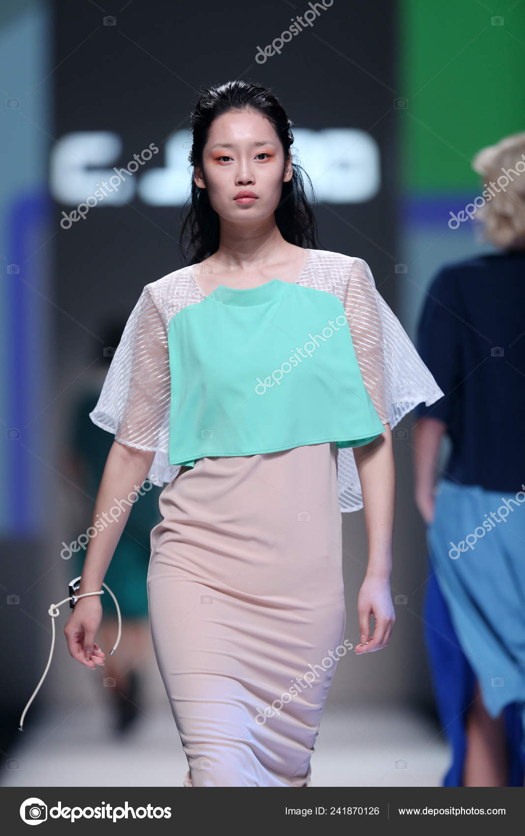 Model Displays New Creation Yao Fashion Show Shanghai Fashion Week